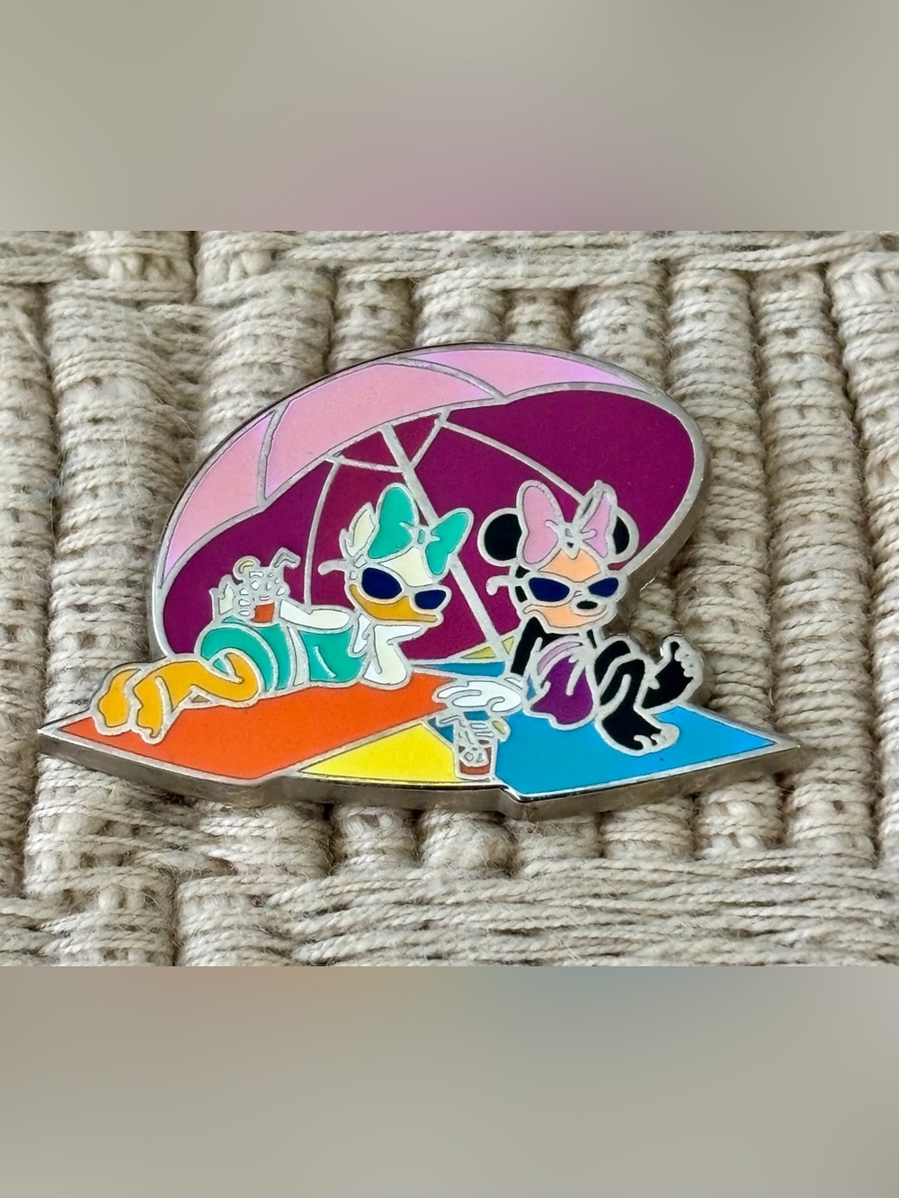 DISNEY 2012 Daisy Duck & Minnie Mouse at the Beach Cool Characters Pin